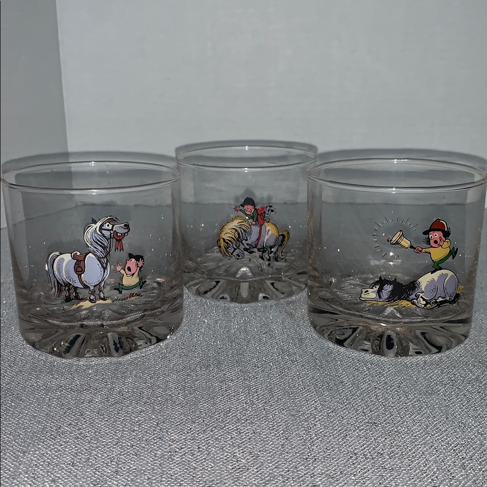 Cartoon show house Glasses This is a vintage Norman Thelwell cartoon rare glass
